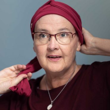michele-bowley-turban-anziehen-rot-3600×1800 michèle-bowley-zieht-rotes-kopftuch-an